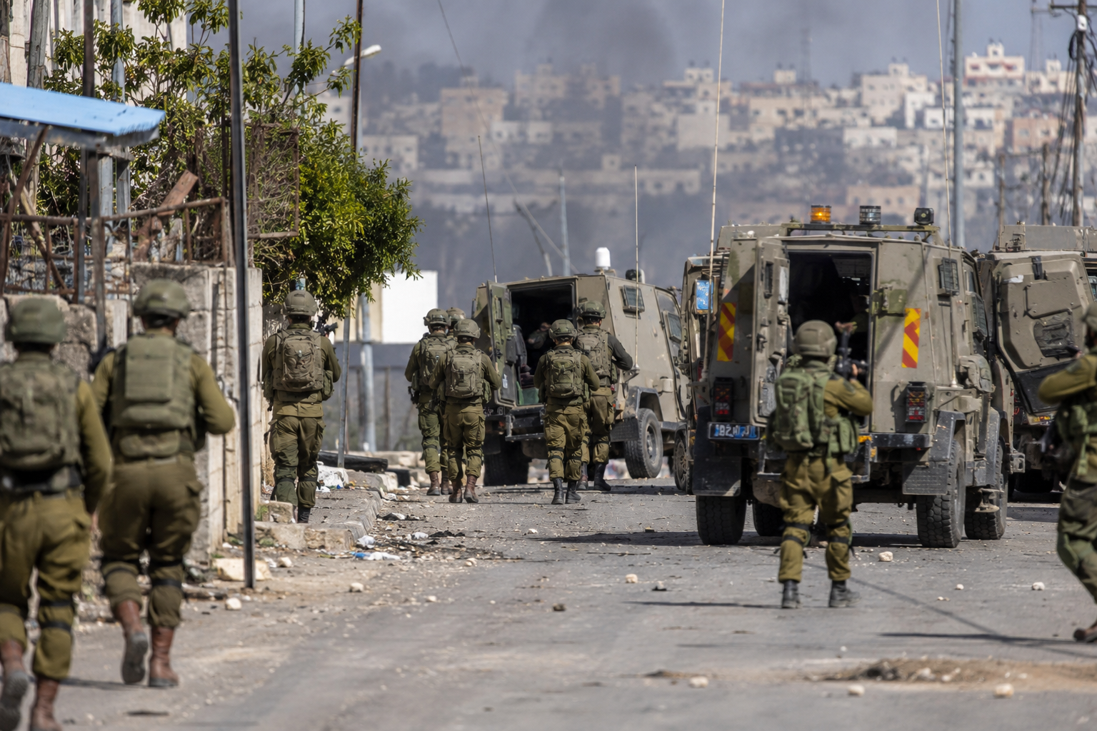Israeli Forces Launch Large Raid in Qalandiya Refugee Camp
